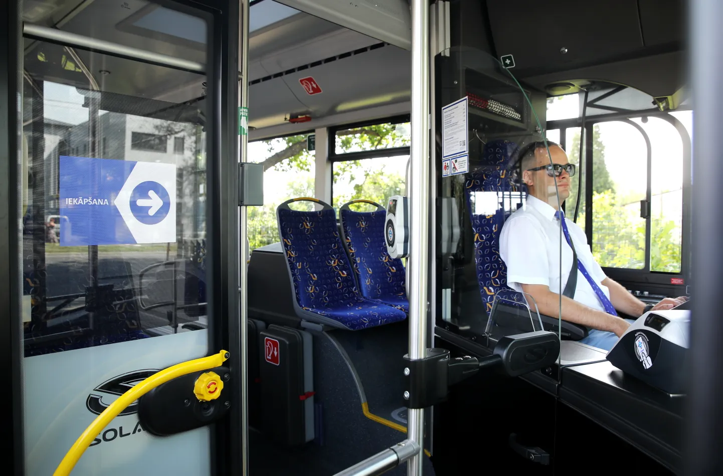 SIA "Rīgas satiksme" autobusa šoferis.