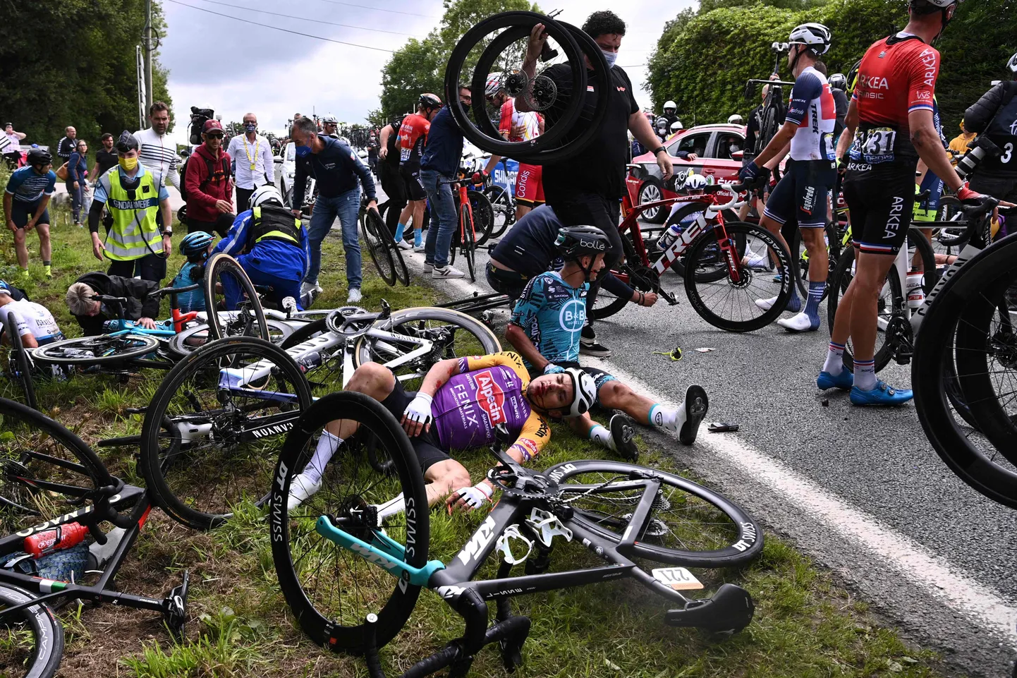 Pealtvaataja põhjustas Tour de France'i avaetapil massikukkumise.