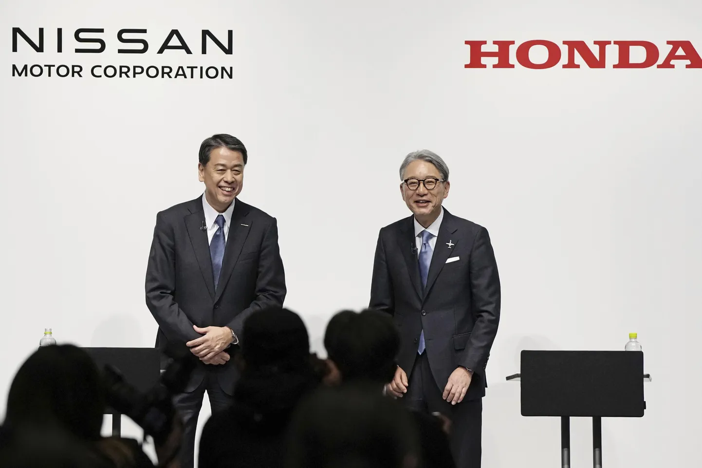 Nissani tegevjuht Makoto Uchida (vasakul) ja Honda president Toshihiro Mibe märtsi keskel toimunud ühisel pressikonverentsil.