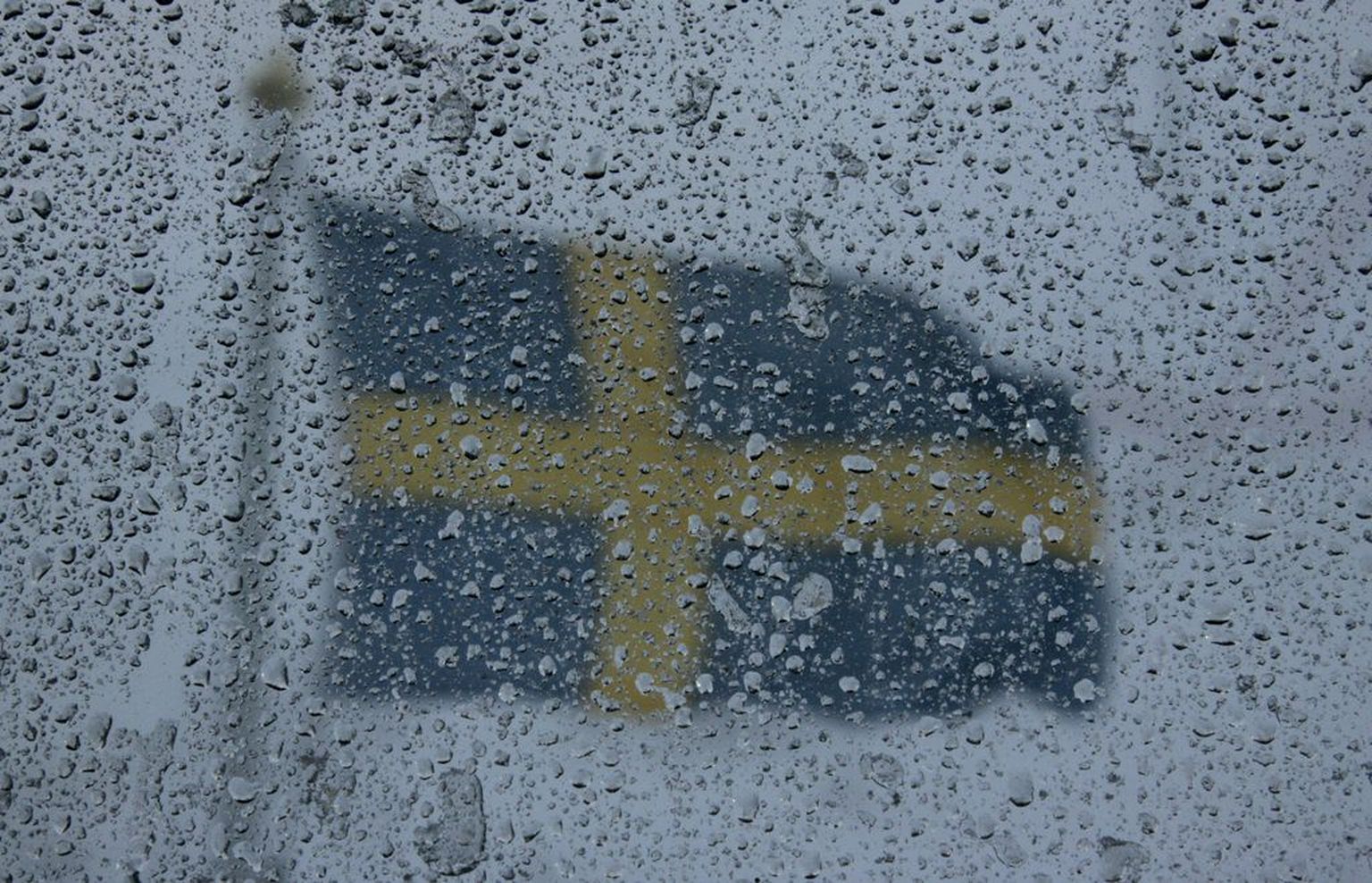 Rootsi lipp läbi vihmase aknaklaasi