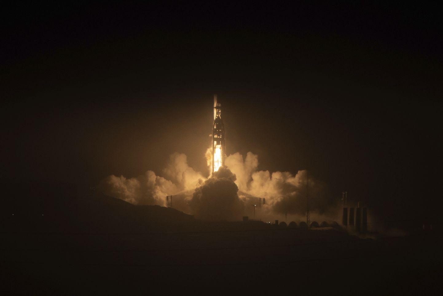 SpaceX Falcon 9 rakett viis kosmosesse USA uue luuresatelliidi.