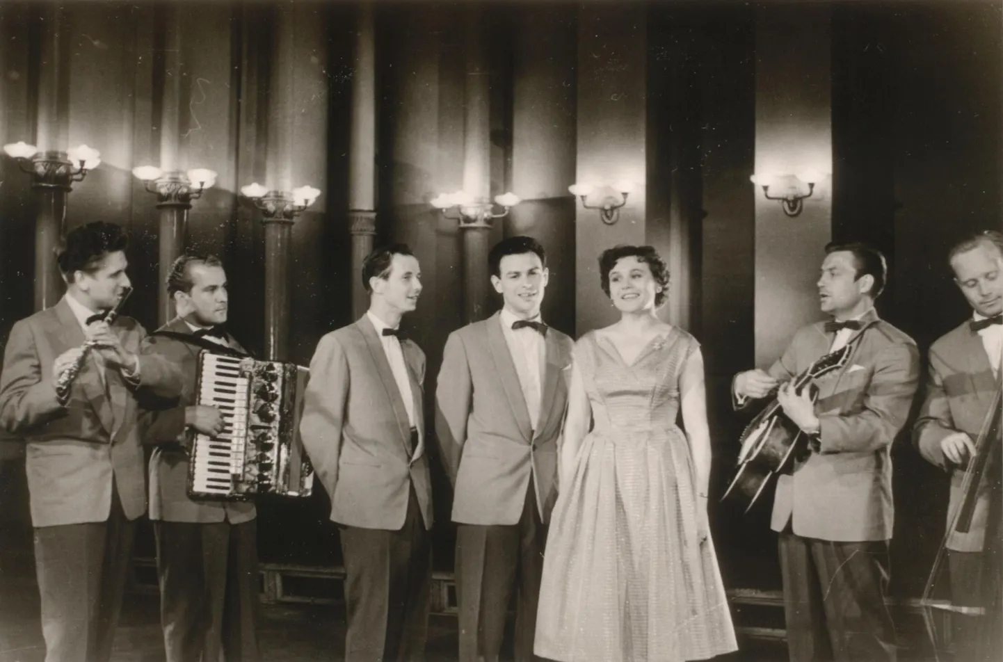Laval ansambel Metronoom. Samuel Saulus, Venda Tammann, Kalju Terasmaa, Eri Klas, Heli Lääts, Uno Loop, Hillar Kareva 1950-ndate lõpus. FOTO: Erakogu