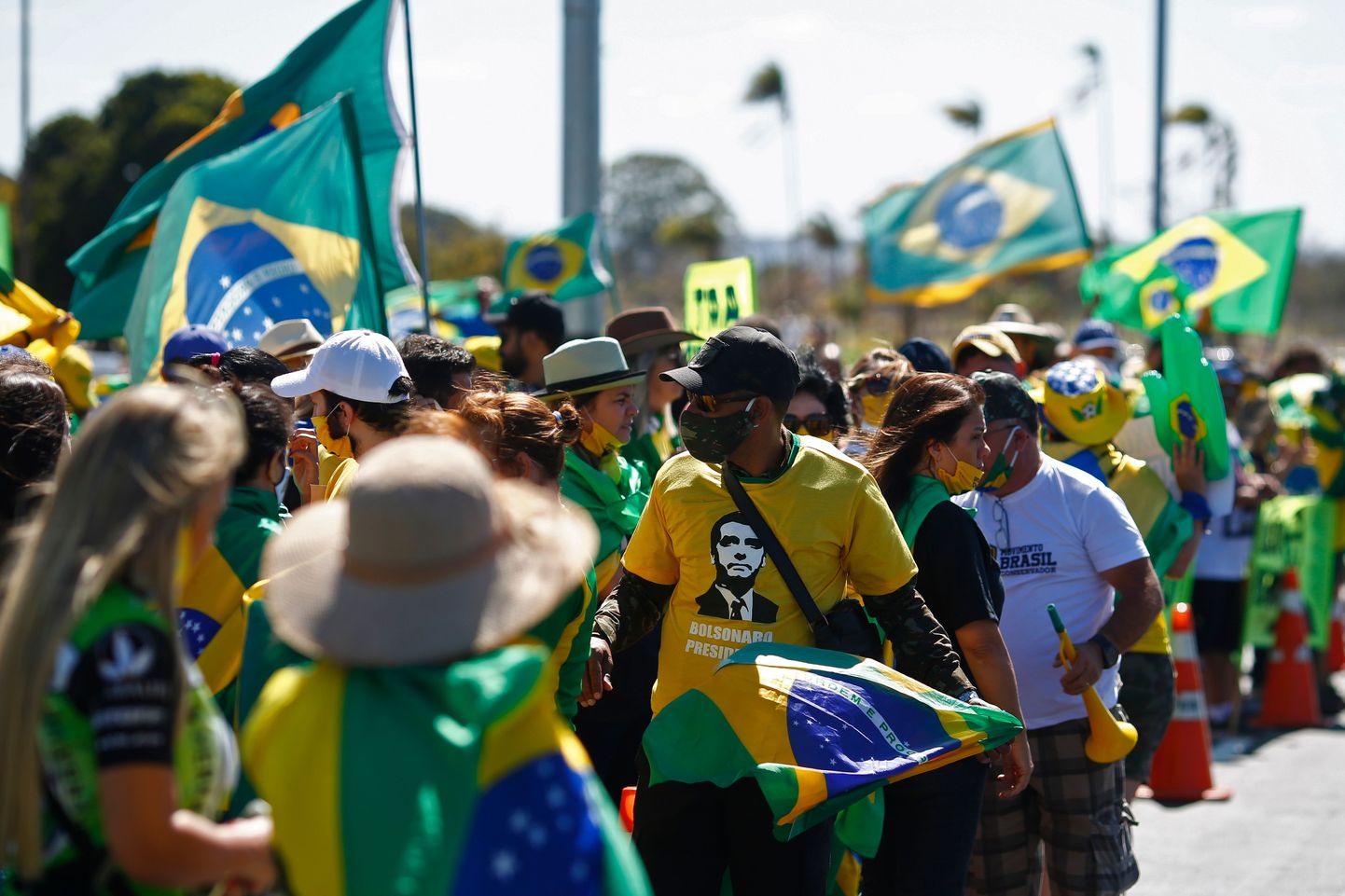 Brasiilia persidendi Jair Bolsonaro toetajad protestimas kogunemispiirangute vastu.