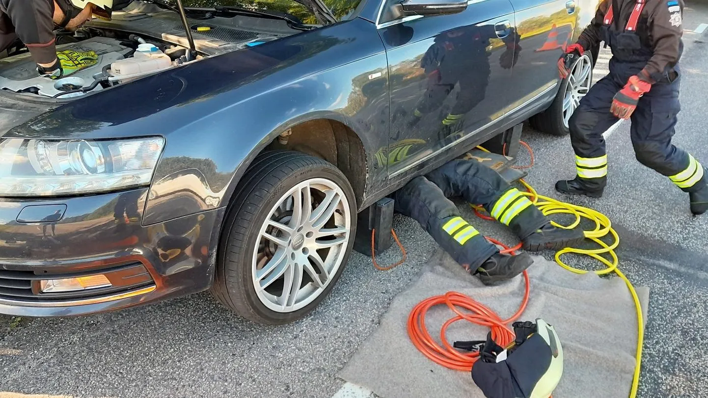 Kassi kättesaamiseks tuli autot kergitada pneumaatiliste tõstevahenditega.