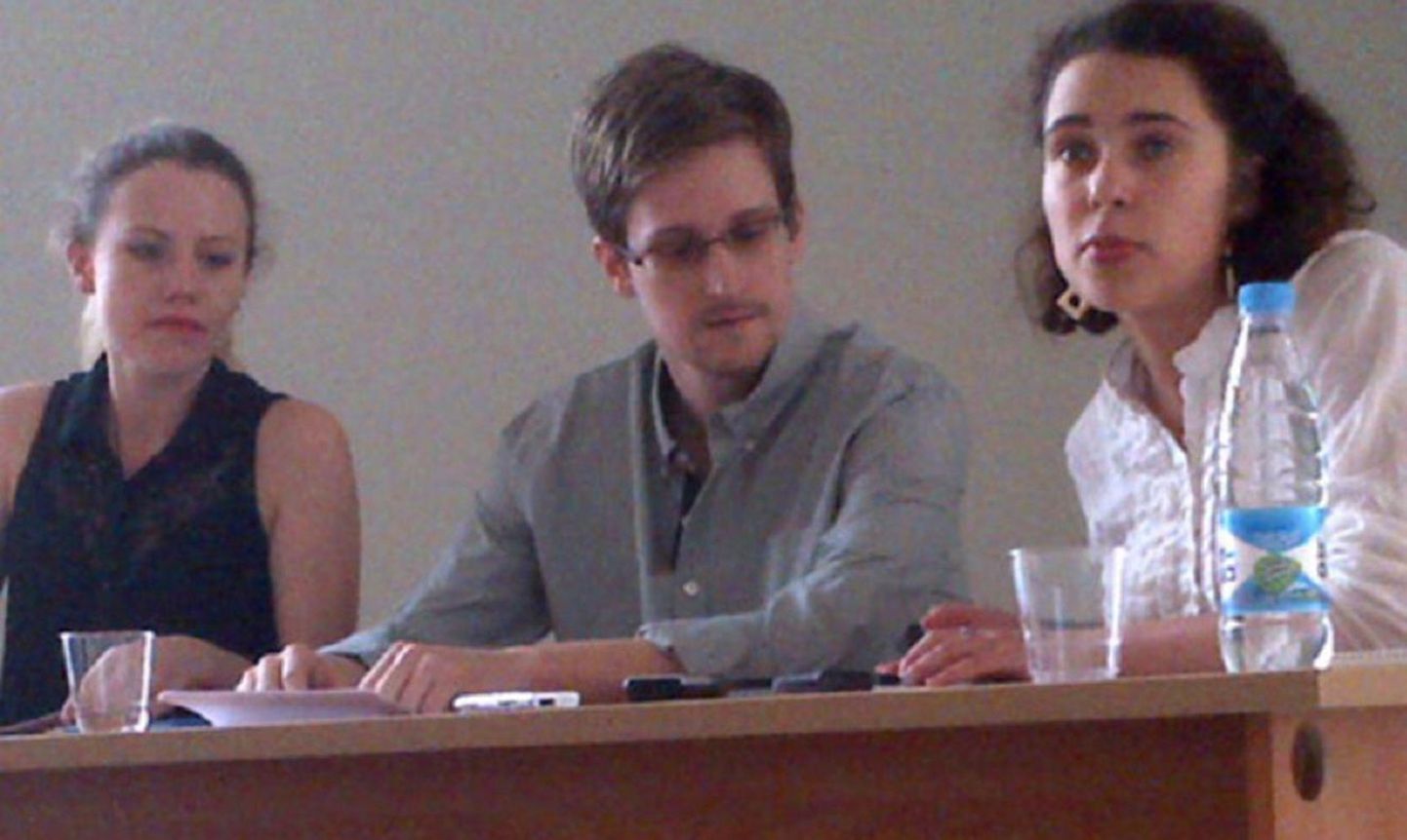 Edward Snowden möödunud reedel Šeremetjevo lennujaamas inimõiguslastega pressikonverentsi andmas.
