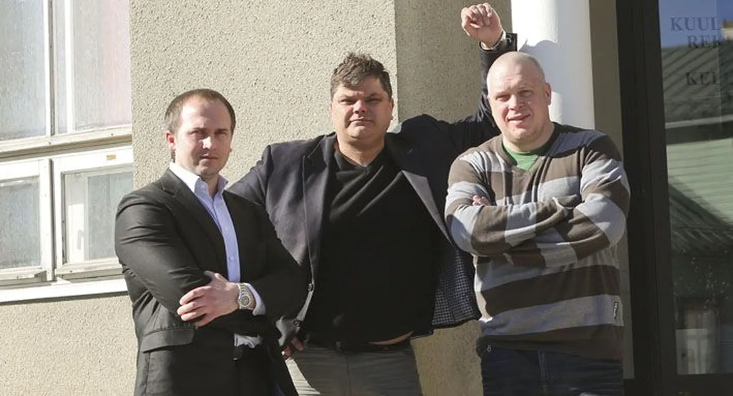Sven Hõbemägi (vasakult) üritab Aarne Mäe ja Tarvo Sõmeri ööjooksukõlbulikuks vormida.