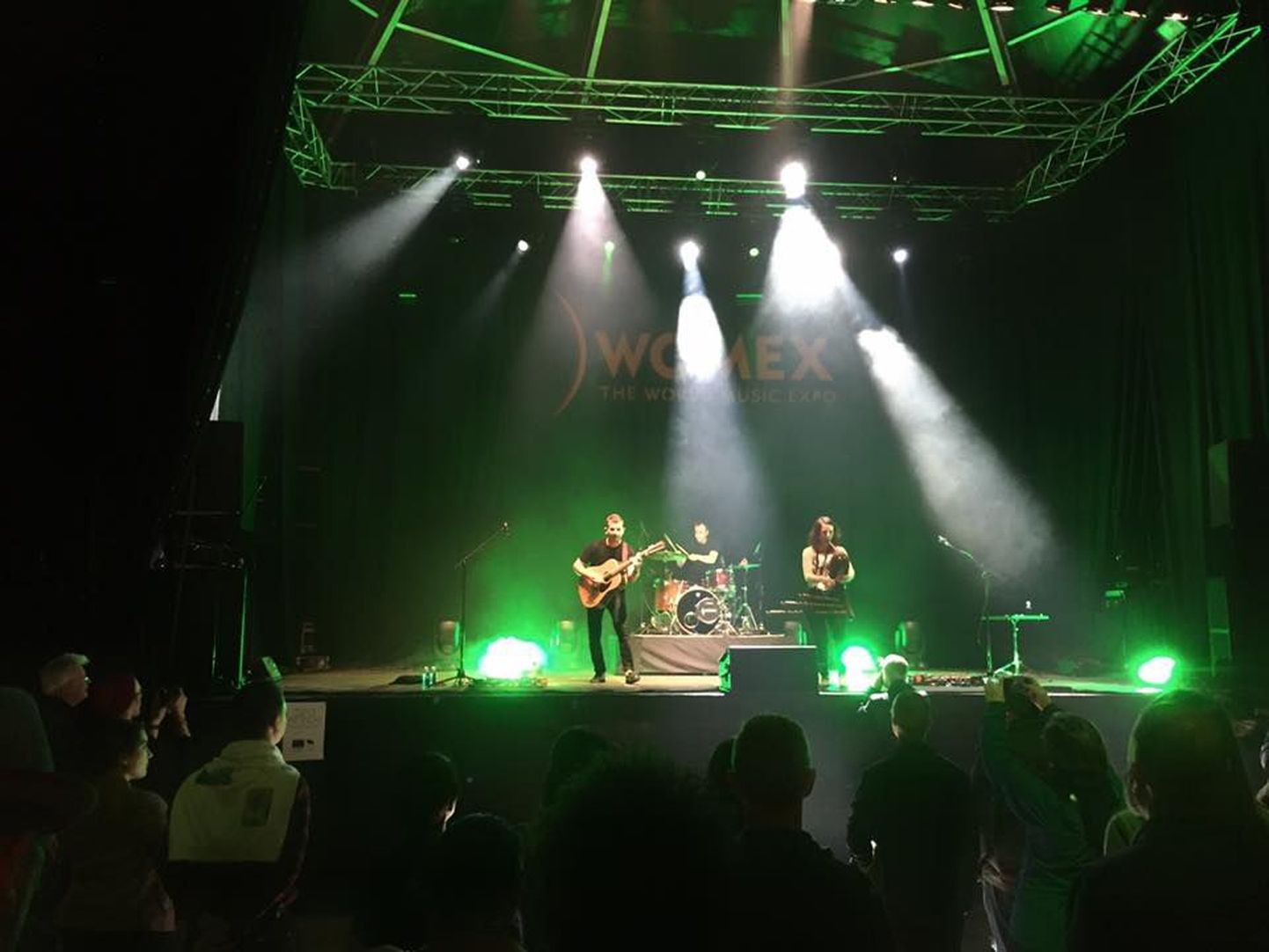 Viljandist välja kasvanud pärimusmuusikaansambel Trad.Attack! Hispaanias Santiago de Compostelas "Womexi" esitlusfestivali pealaval.