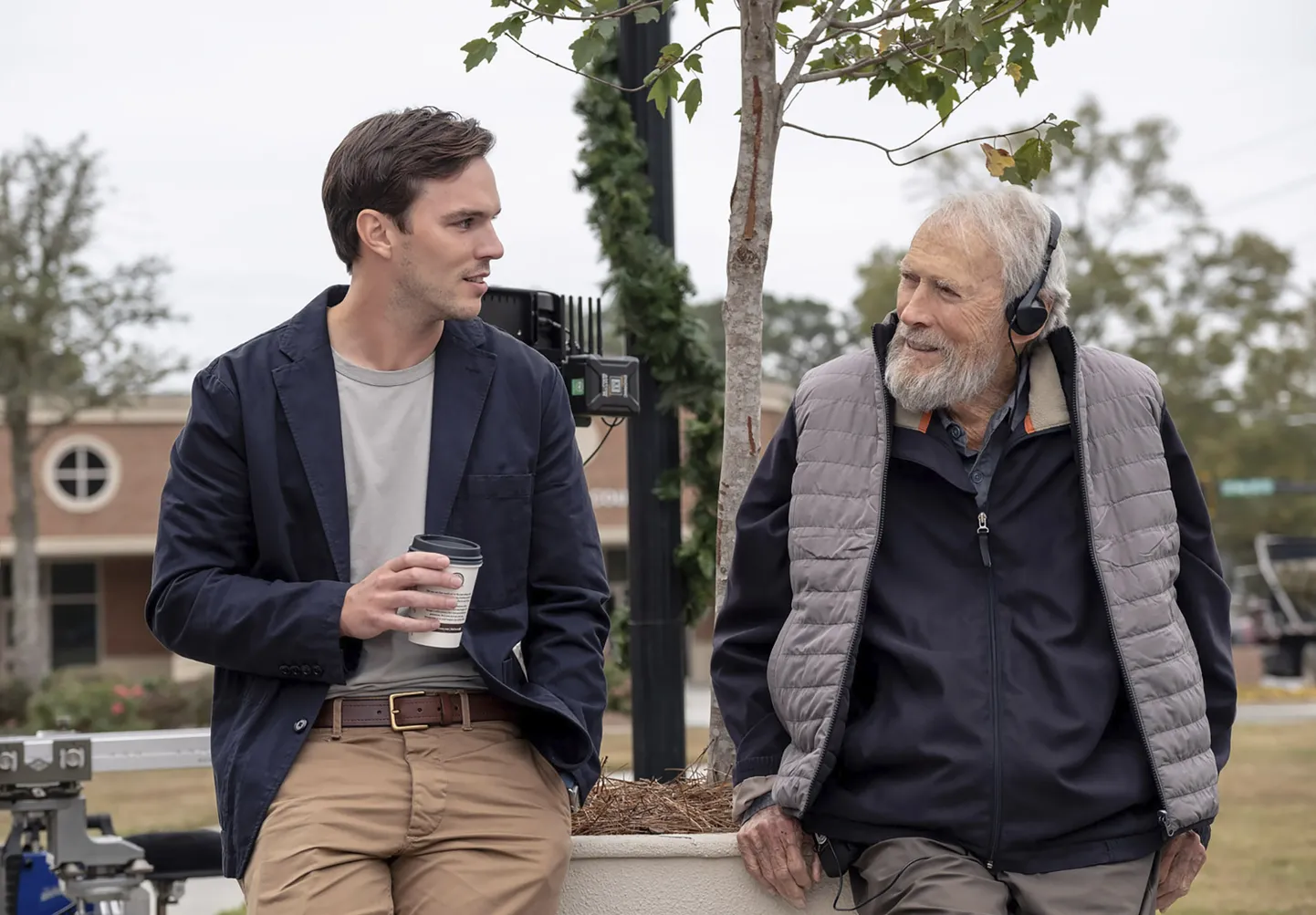 Nicholas Hoult ja Clint Eastwood filmi «Juror #2» võtetel.