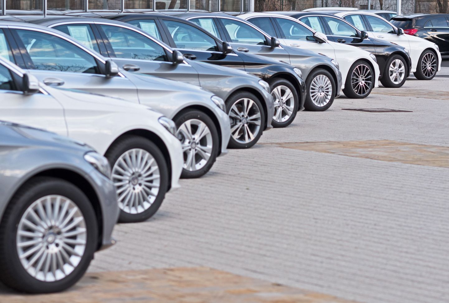 За первые полгода продажи новых машин увеличились на 34 процента.
