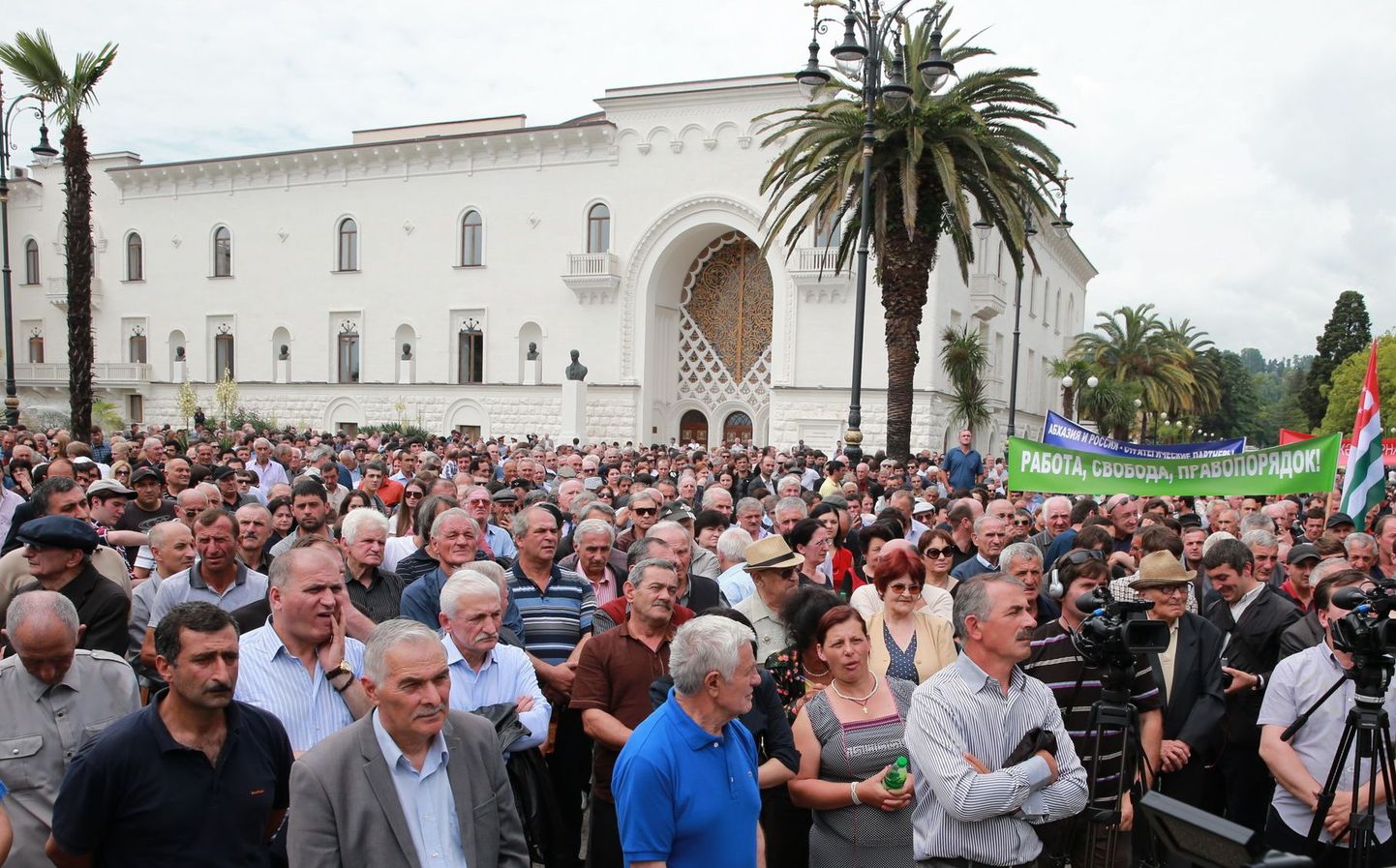 Opositsiooni poolehoidjate meeleavaldus Abhaasia presidendi Aleksandr Ankvabi kantselei juures Suhhumis 27.mail.