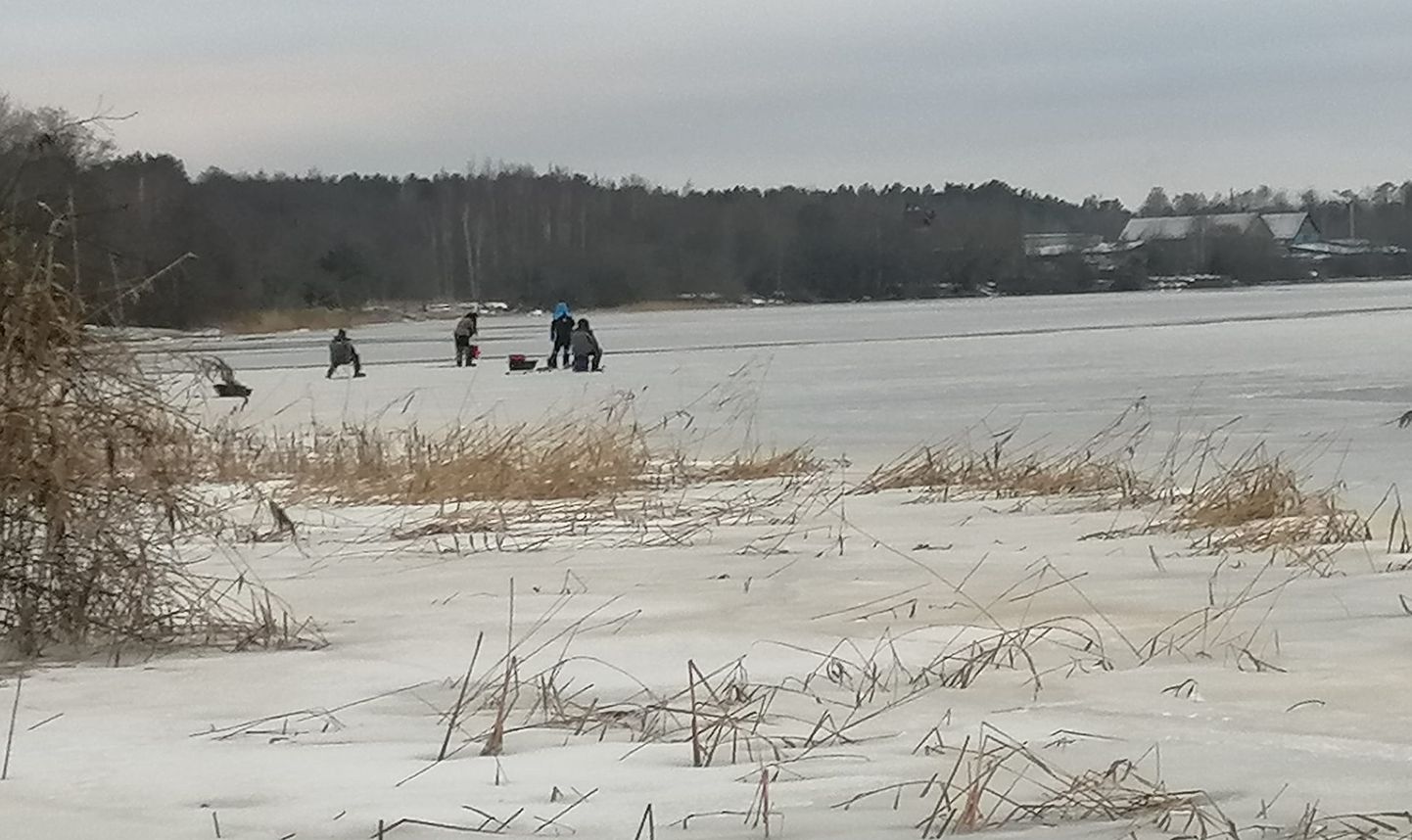 31. detsembril on Pärnu jõe jääle minek keelatud ja üliohtlik, kamp kalamehi ei teinud keelust väljagi.