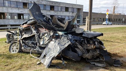 ВИДЕО ⟩ Зафиксирован момент столкновения автомобиля и поезда в Даугавпилсе