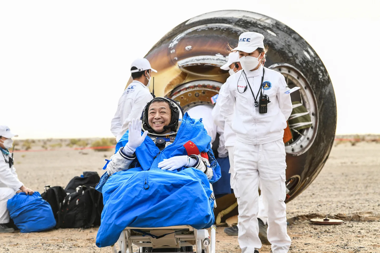 Taikonaut Deng Qingming (pildil) koos kahe kaaslasega maandus pärast pooleaastast kosmosereisi Hiina põhjaosas.