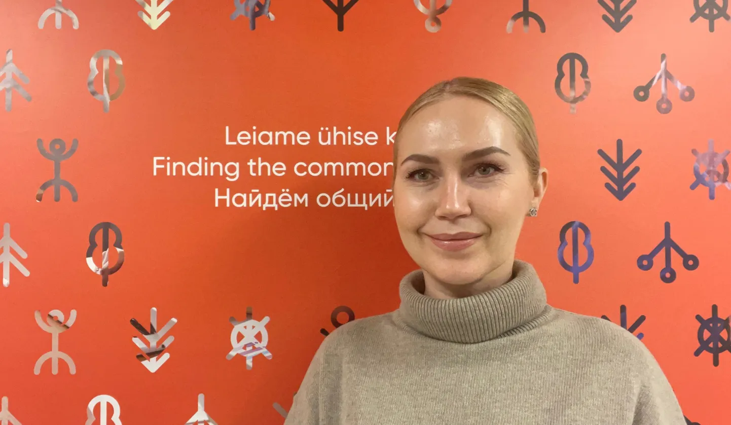 Moekooli projektijuht Julia Viirsalu usub, et loominguline töö aitab keelehirmust jagu saada. Tasuta moekooli saab kandideerida kuni 26. veebruarini.