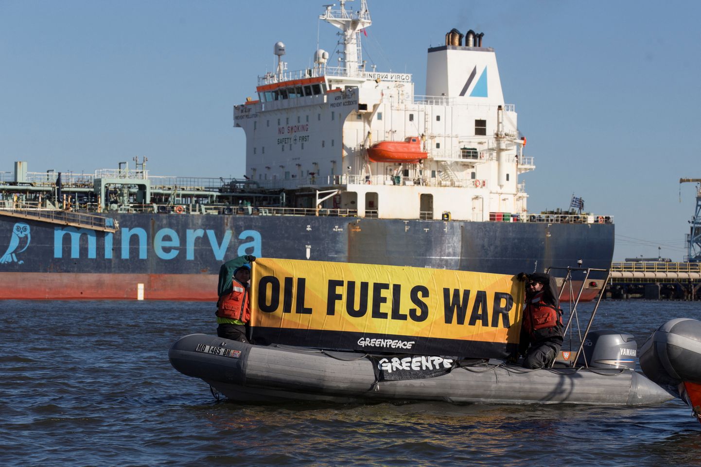 Aktīvisti protestē pret naftas importu no Krievijas. Attēls ilustratīvs.