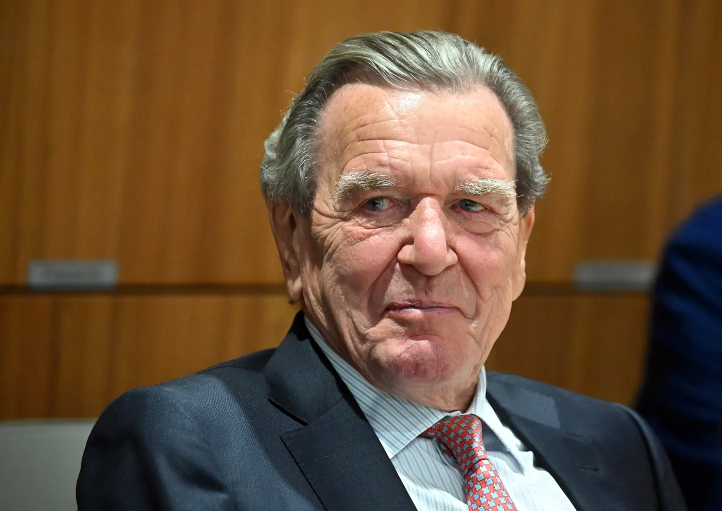 Bijušais Vācijas kanclers Gerhards Šrēders piedalās Lejassaksijas federālās zemes parlamenta sēdē, kurā ievēlē jauno Lejassaksijas ministru prezidentu. Ilggadējais valdības vadītājs Veils dodas pensijā. Foto: Jūlians Stratenšulte/dpa