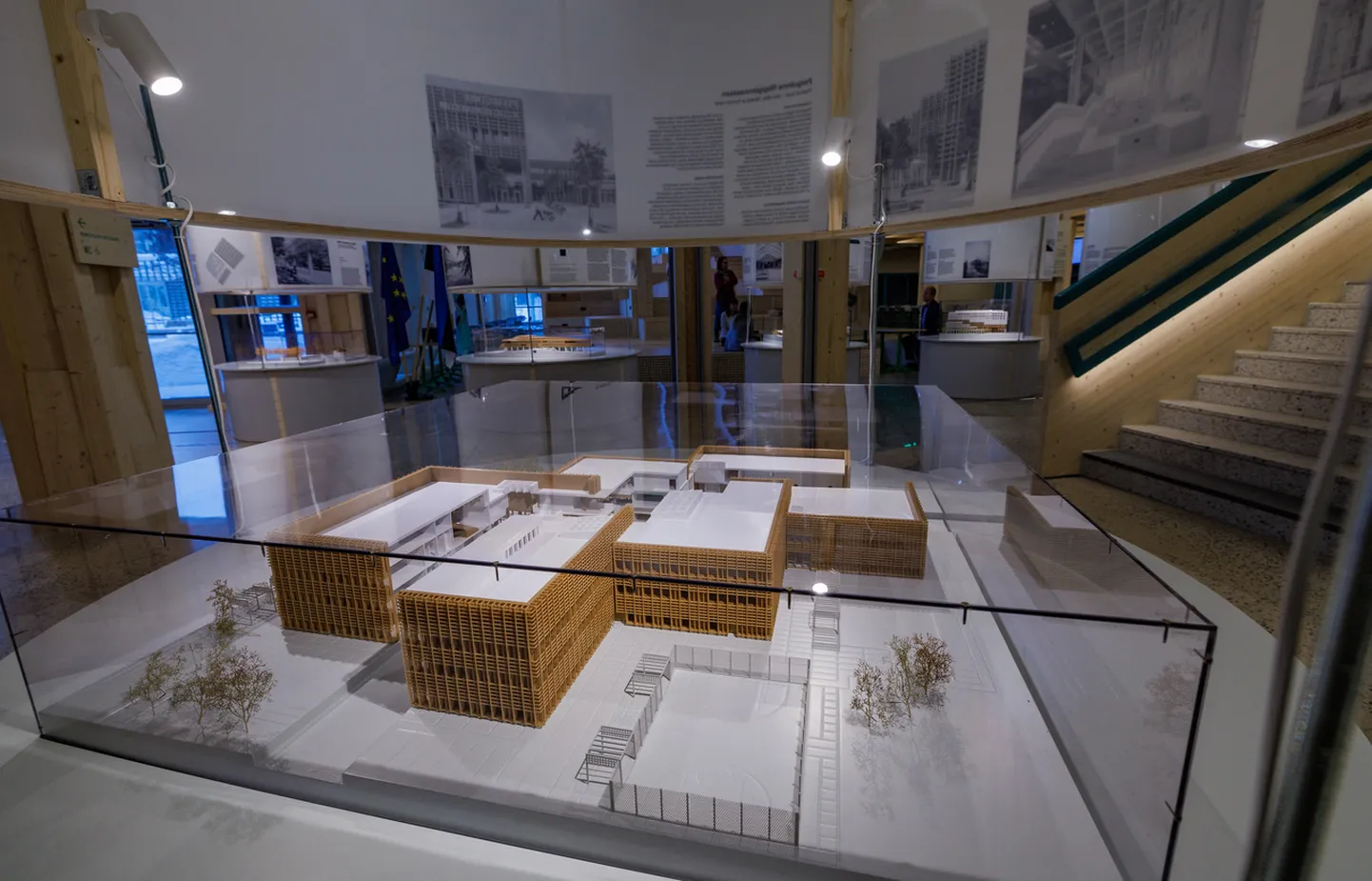 Näituse perioodi vältel saab osaleda ka kahel majatuuril, et arhitektide juhendamisel unikaalse koolihoonega lähemat tutvust teha.