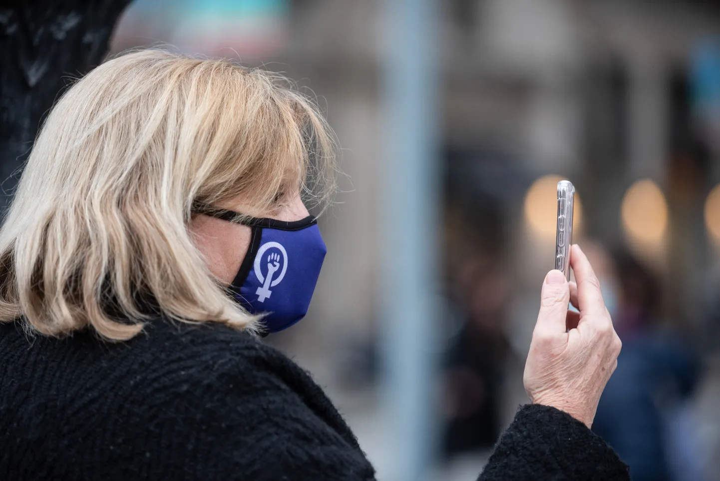 Naine telefoniga.