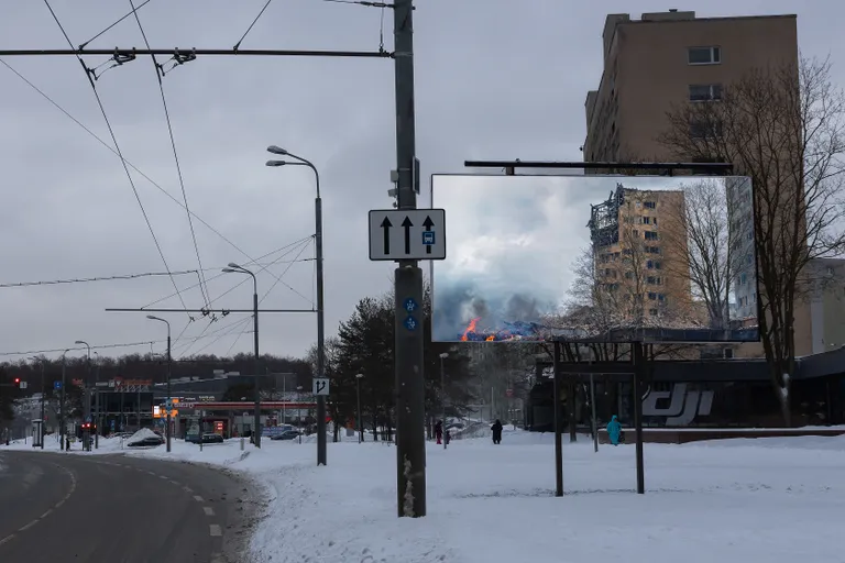 Девятиэтажка на Сыпрузе пуйестеэ, за перекрестком с Сютисте теэ за заправкой виден торговый центр «Магистраль».