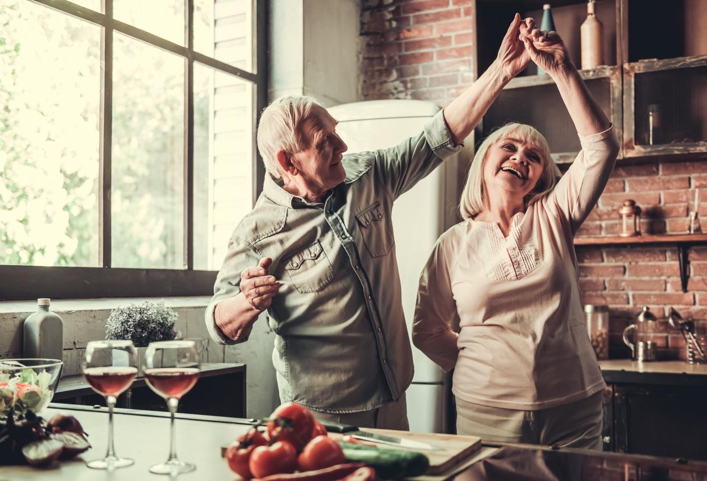 Vanapaarid, kes on koos olnud 50–70 aastat, ilmutavad suuremat eluga rahulolu kui karjääriredelil kõrgele jõudnud miljonärid.