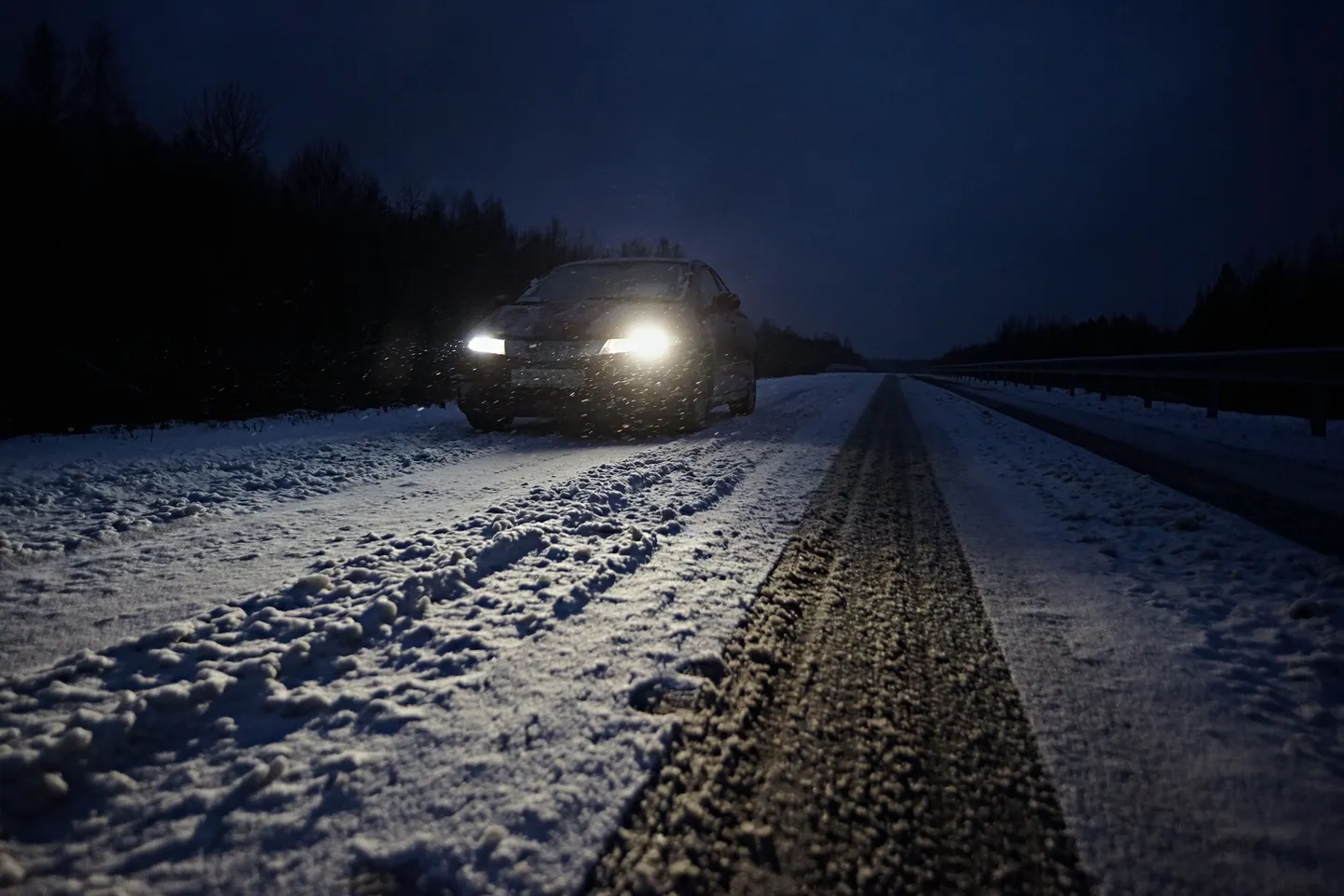 Автомобиль на дороге. Фото иллюстративное.