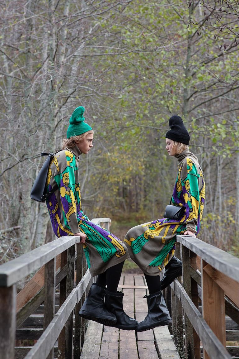 Eesti pärimuskultuuris on tähtsal kohal maagilised arvud. Kolm ja kaks. Siin on paar: kaksikud Kristel Kuslapuu pöörase mustriga kootud kleitides ja mütsides, istumas kahte reaalsust siduval sümboolsel purdel Kõrvemaal.