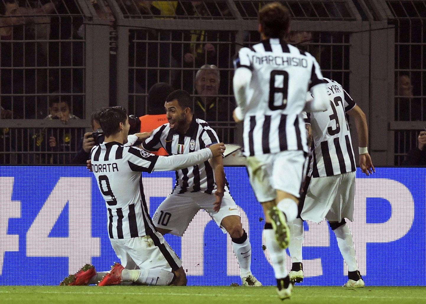 Juventuse mängijad rõõmustavad värava üle.