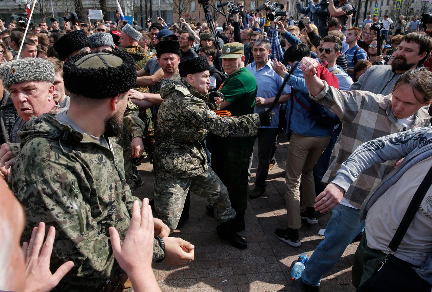 Kasakad Moskvas meeleavaldajaid ründamas.