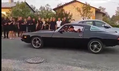 Videost on näha, kuidas Chevrolet Camarol lastakse rattaid nii kaua all ringi käia, kuni rehv lõhkeb.