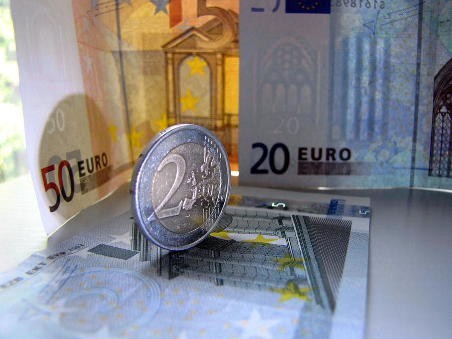 Eestlane loodab kõige rohkem eurole, siis usub euroliitu ja alles seejärel oma riigi majandusse.