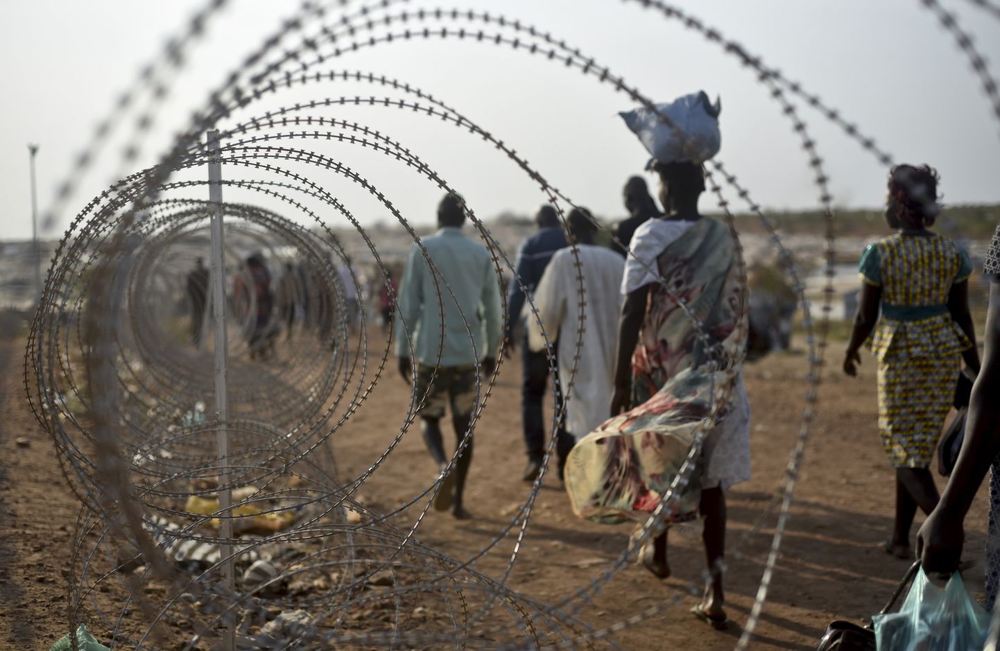 Sisepõgenikud kõndimas ÜRO baasi okastraataia ääres Lõuna-Sudaani pealinnas Jubas. Kodusõja ajal kasutasid valitsusväed vägistamist laialdaselt sõjarelvana, piinataes ohvreid vahel tundide või päevade kaupa. Vägistamistelaine pole järele andnud ka pärast rahu sõlmimist riigis.