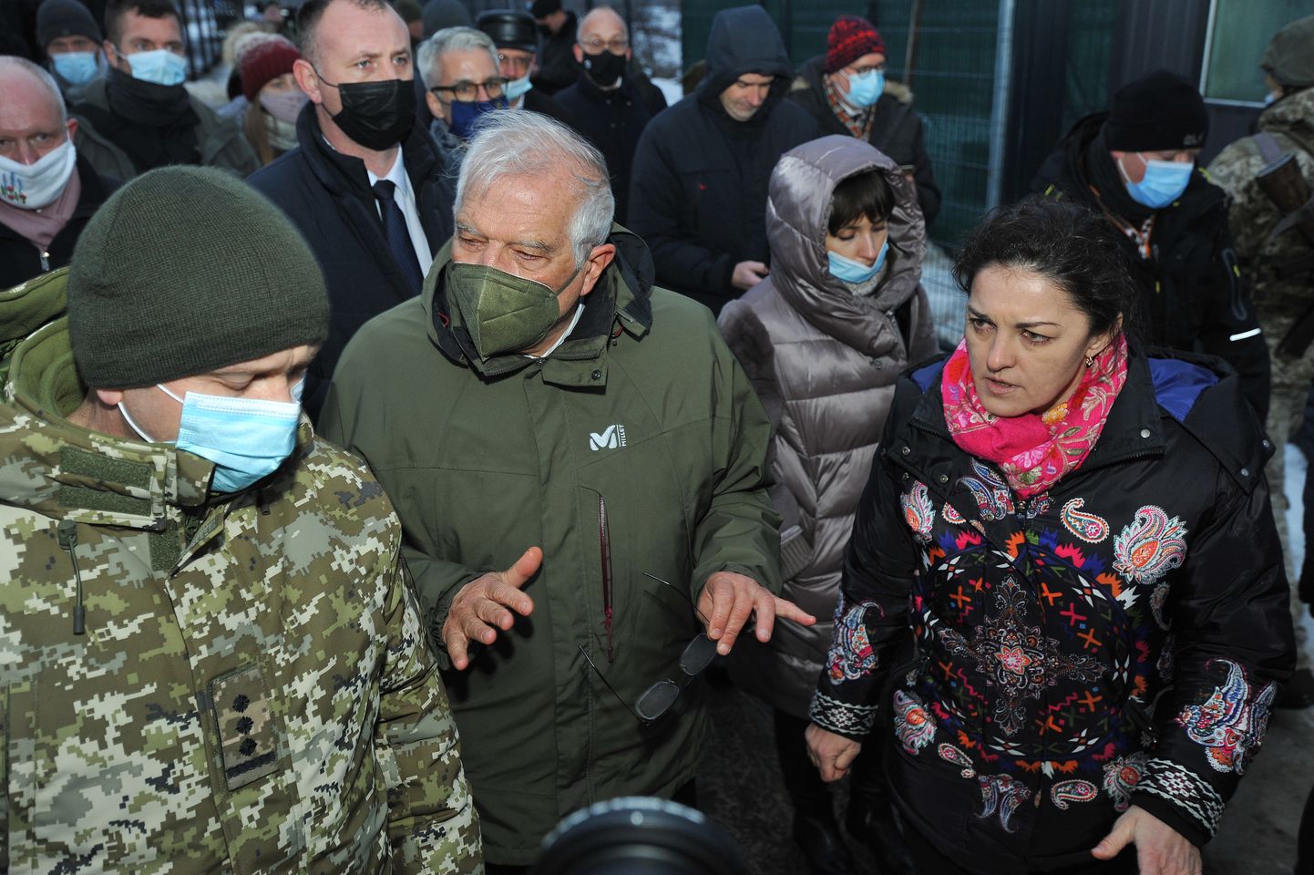 Поездка Жозепа Борреля в Донбасс стала первым визитом главы европейской дипломатии в зону вооруженного конфликта с его начала весной 2014 года.