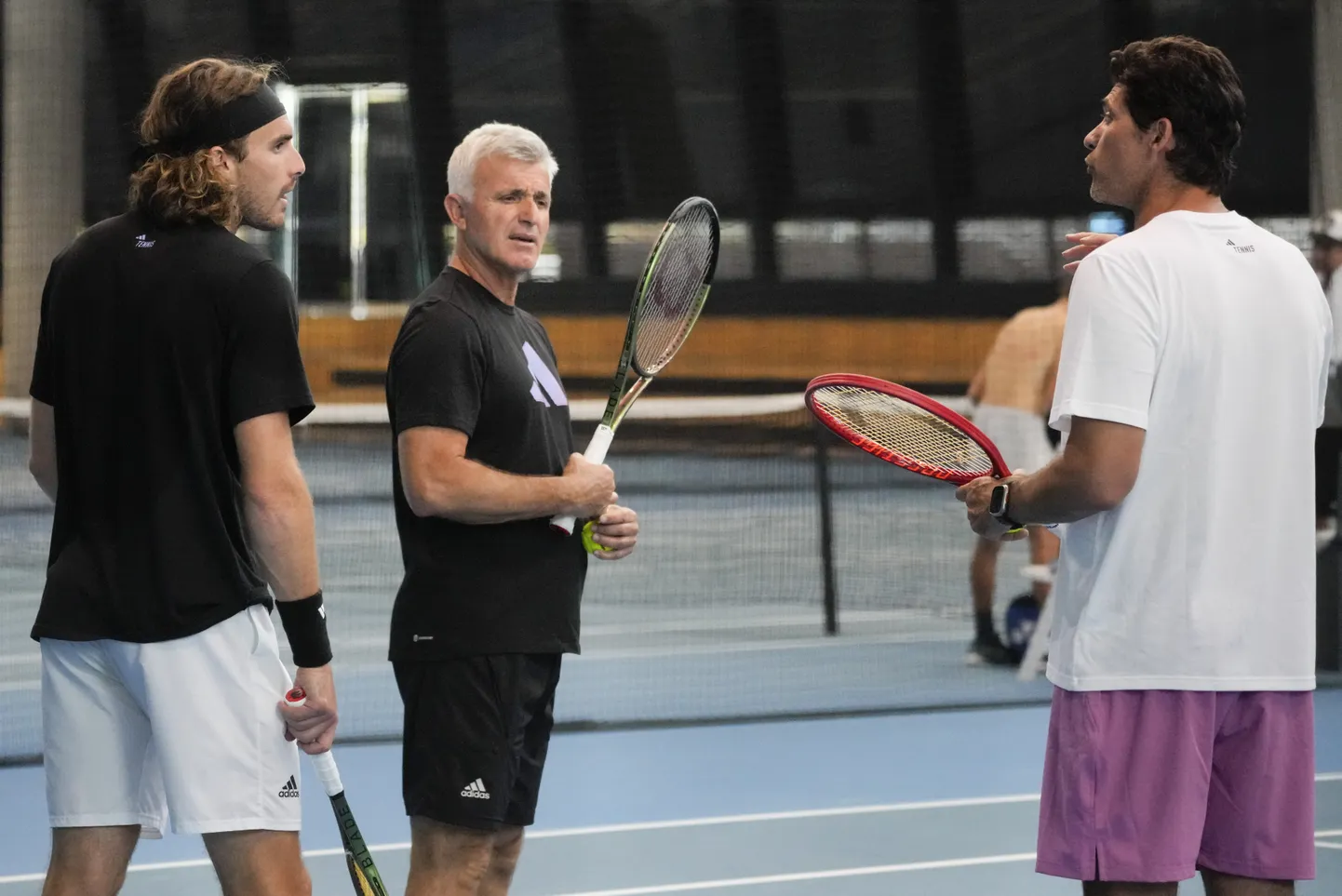 Stefanos Tsitsipas (vasakul) koos isa Apostolose (keskel) ja Mark Philippoussis.