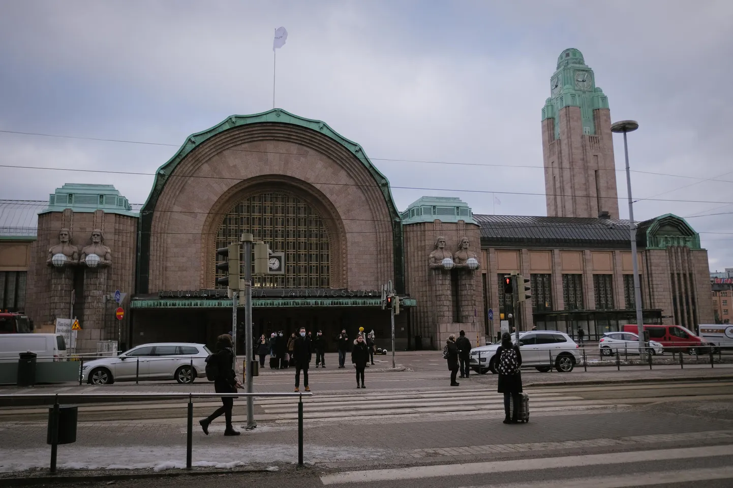 Inimesed Helsingi pearaudteejaama juures tänaval.