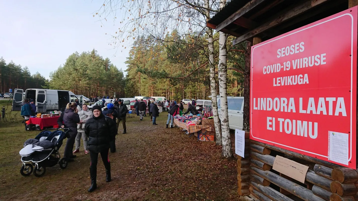 Ehkki terviseamet keelas mullu Lindora laada ära, tuli kauplejaid omaalgatuslikult ikka ja ka ostjaid jagus. Tänavu keeldu peal ei ole.