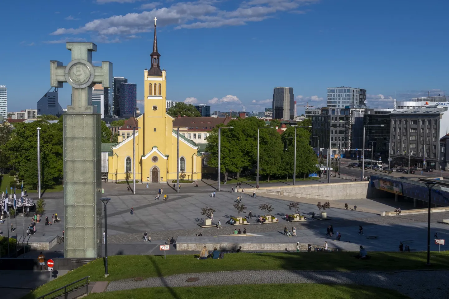 Vabaduse väljaku õuemööbel asendatakse ajutiselt uuega.