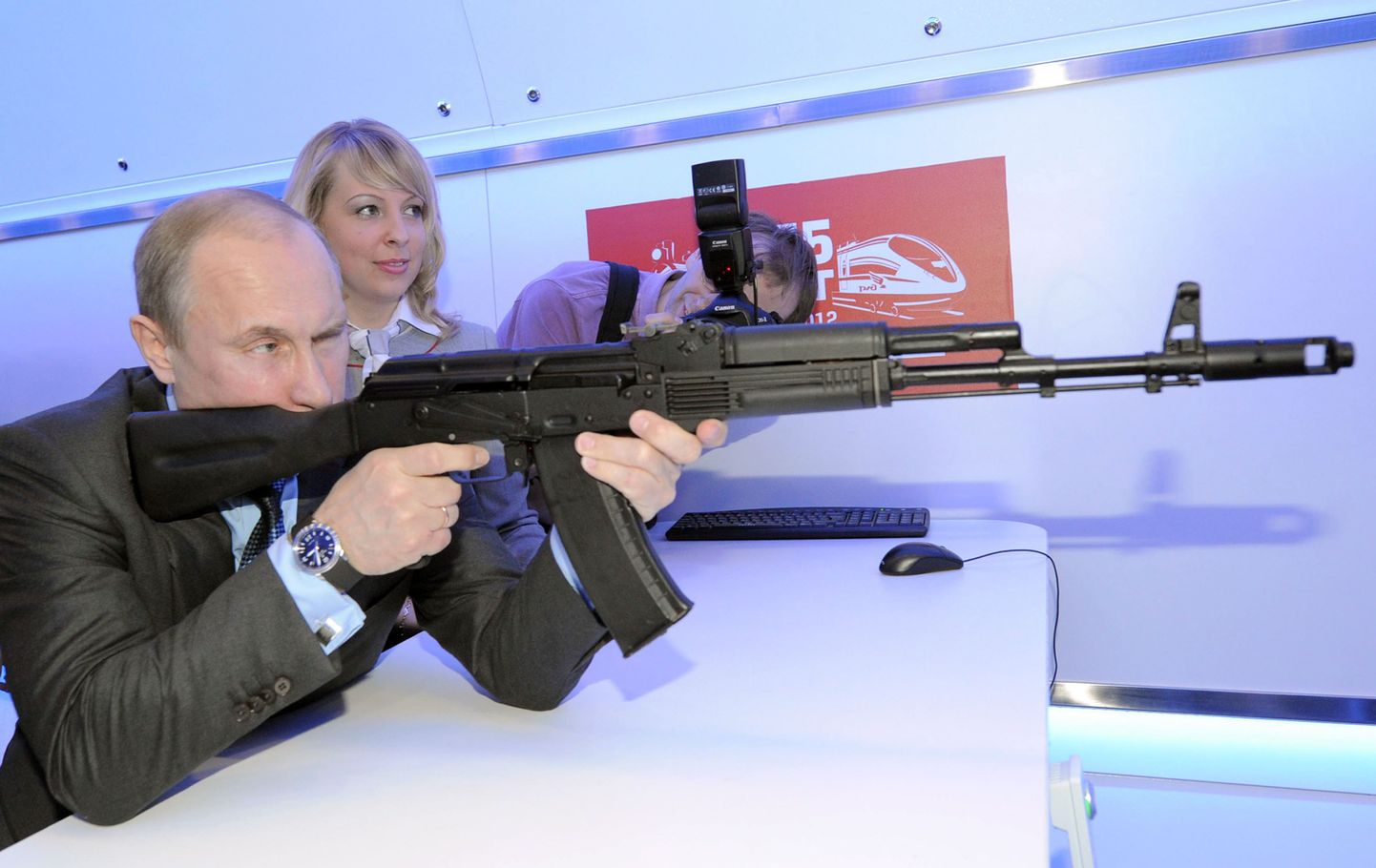 Vladimir Putin testib Kalašnikovi automaati