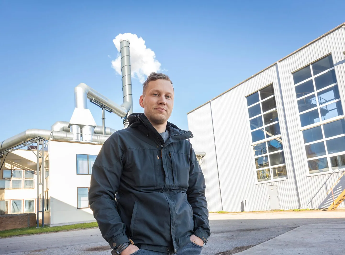 Danpower Eesti AS energeetika valdkonna juht Jan Mustjõgi Võrusoo katlamaja juures. Ettevõte varustab soojaga Võru linna, Puiga küla ja Väimela alevikku.