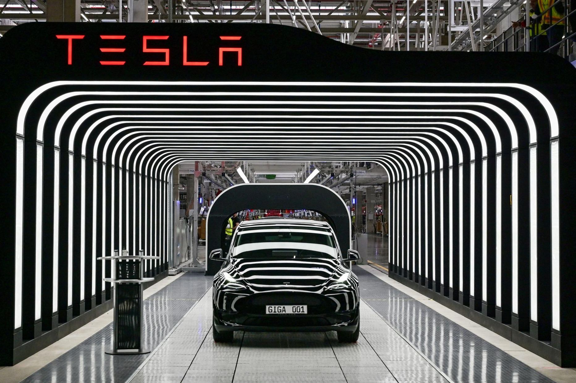 Eelmisel kuul Saksamaal oma esimese Euroopa tehase avanud autotootja Tesla kavatseb oma aktsiad tükeldada ja väikeinvestoritele kättesaadavamaks muuta.