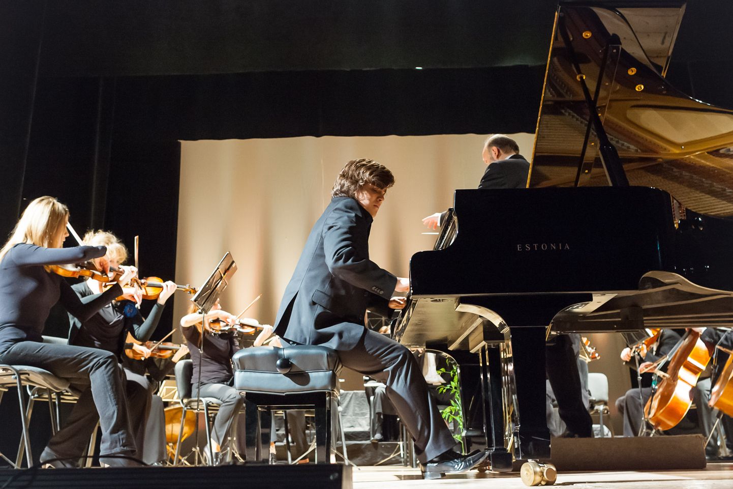 2014. aastal Chopini konkursi grand prix' pälvinud Adam Mikolaj Goždziewski Narva linna sümfooniaorkestri saatel esinemas. Noor poolakas esitas toona ühe oma kuulsa kaasmaalase Fryderyk Chopini teostest.