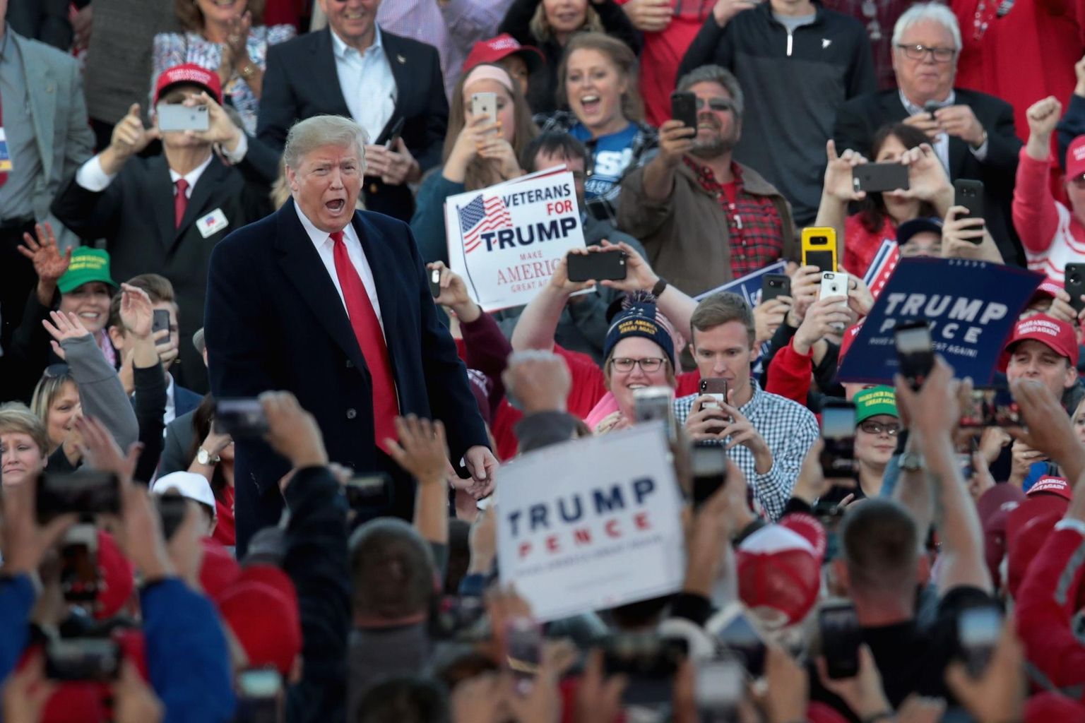 President Donald Trump 27. oktoobril Illinoisi lennujaamas vahevalimiste kampaaniaüritusel.