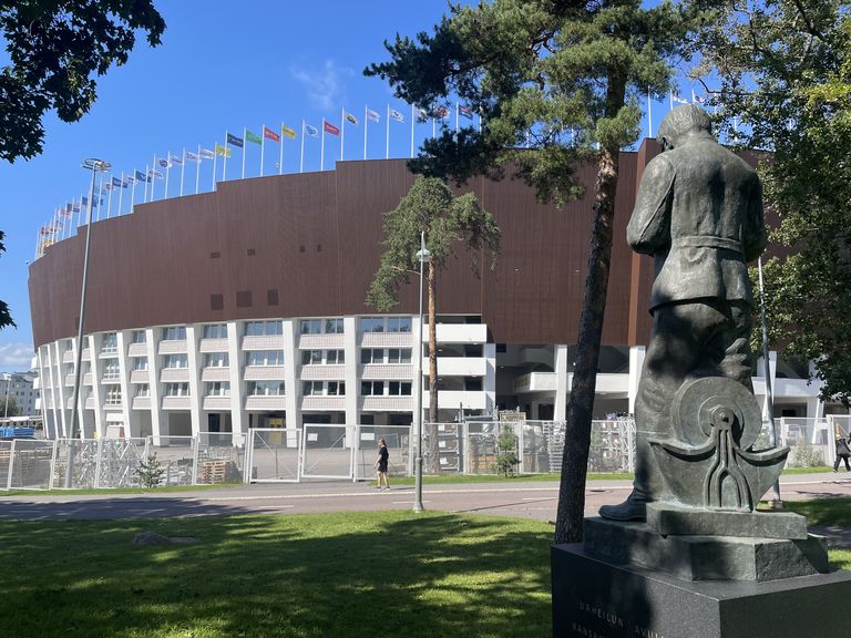 Олимпийский стадион (1952) и памятник Лаури «Тахко» Пихкала, популяризатору финской версии бейсбола - песапалло.