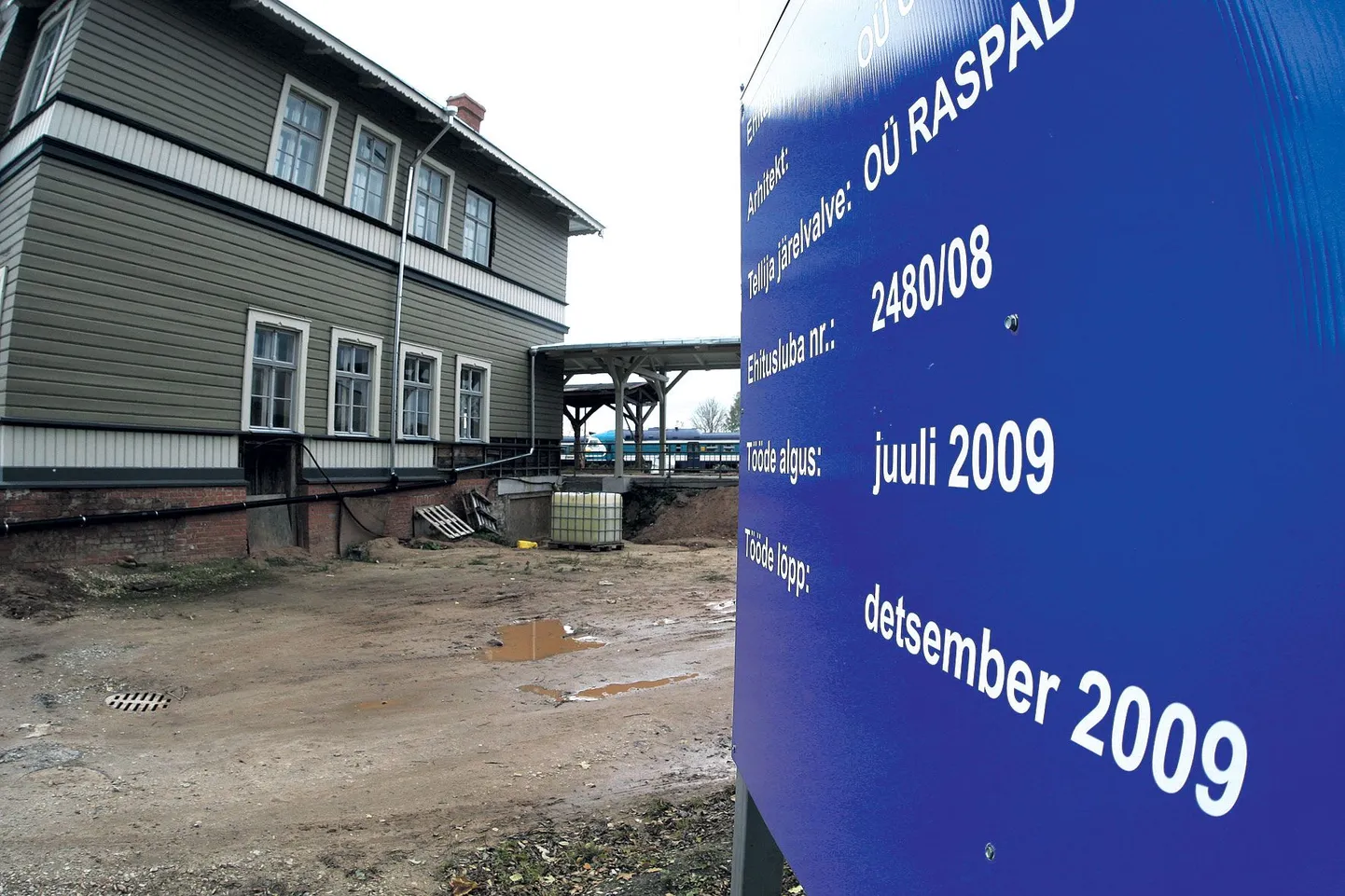 Tartu vaksalihoone kõrval eilegi olnud sildi kohaselt pidanuks uus raudteejaama ootesaal valmima mullu detsembris, kuid linn enam uut ootesaali ei taha, ajaloolise jaamahoone remont on aga peatunud.