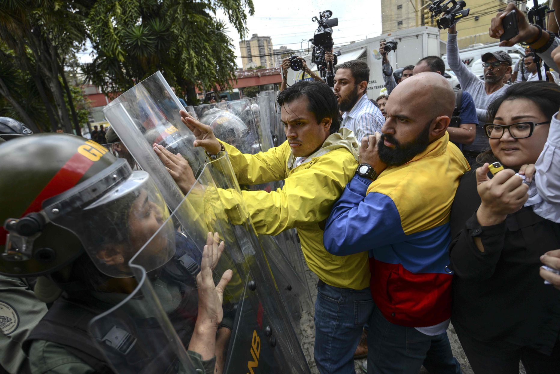 Venezuela opositsioonilised rahvasaadikud Carlos Paparoni ja Marco Bozo kähmlemas rahvuskaardiga ülemkohtu juures.