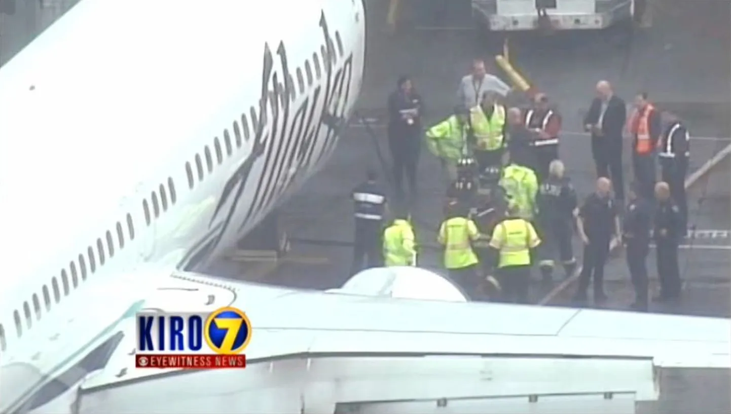Videokaader Seattle´i lennuväljale tagasi pöördunud lennukist ning Menzies Aviation transporditöölise leidmisest