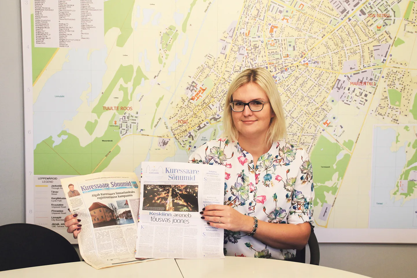 SÕNUMITEST TEATAJAKS: Arenduse ja kommunikatsiooni eest vastutav abivallavanem Marili Niits hoiab käes Kuressaare Sõnumite kõige esimest ja eelviimast numbrit ja tõdeb, et erinevaid Saaremaa valla teemasid käsitledes on linnaleht sujuvalt uueks vallaleheks muutumas.
Kristiina Maripuu