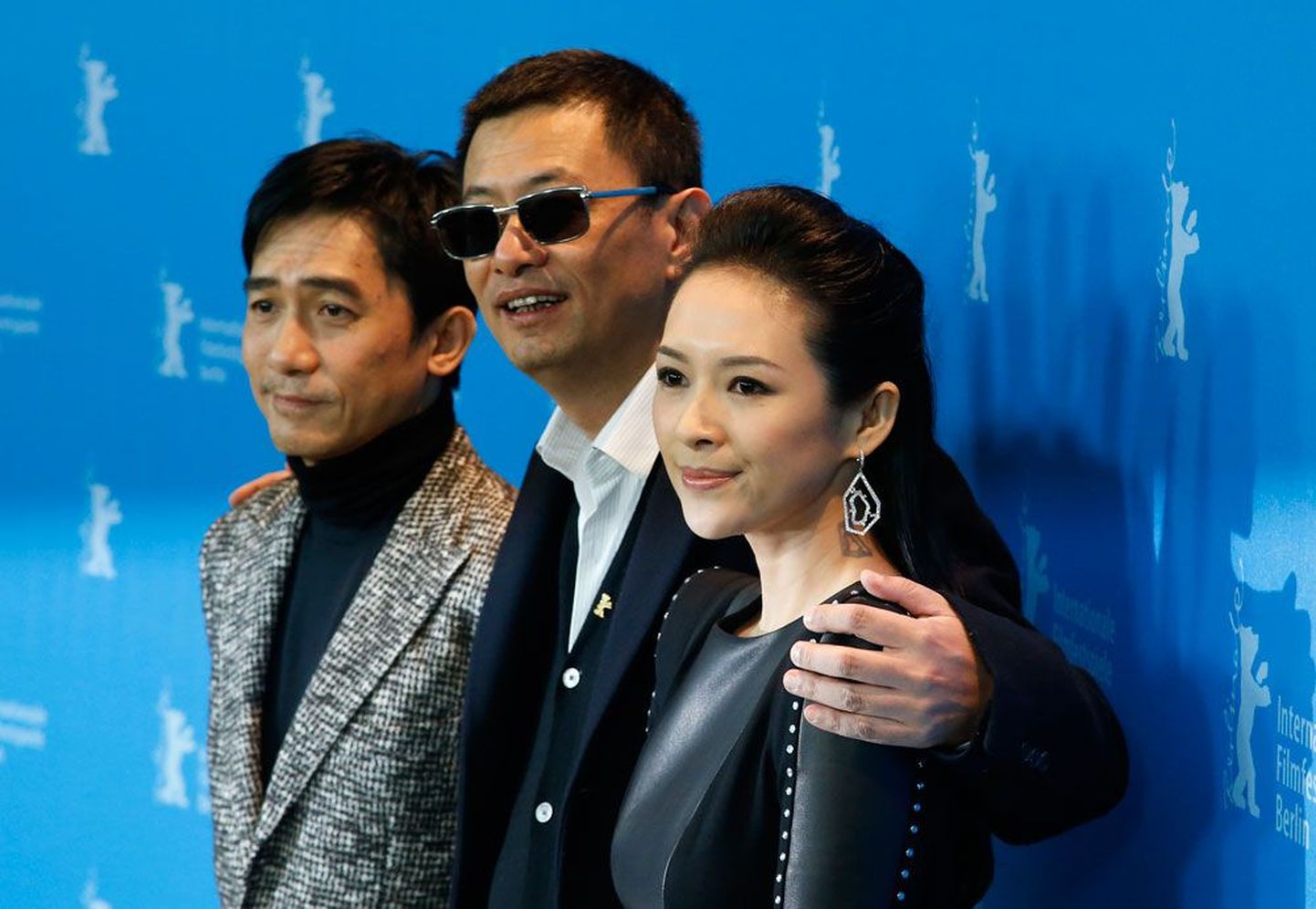 Avafilmi «Suurmeister» režissöör Wong Kar Wai (keskel) ning näitlejad Tony Leung ja Zhang Ziyi eile ajakirjanike ees.