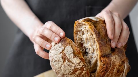 Как правильно хранить хлеб летом: хитрый способ поможет в дикую жару