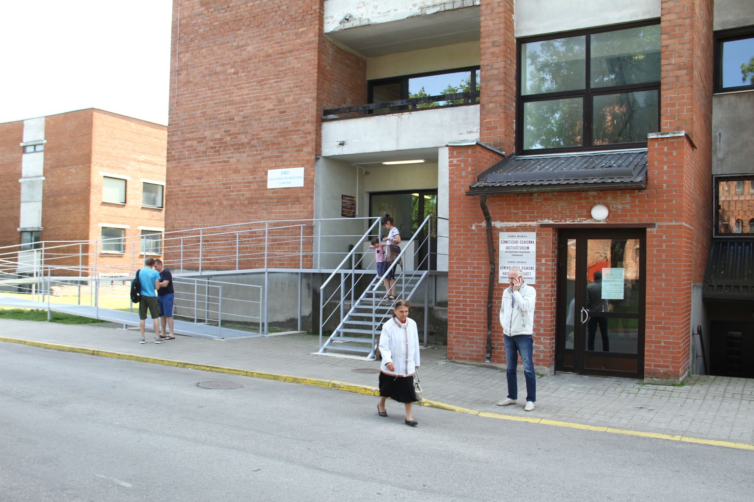На время реконструкции вход в приемное отделение Нарвской больницы устроили со стороны улицы Хайгла, напротив бывшей Кренгольмской поликлиники.