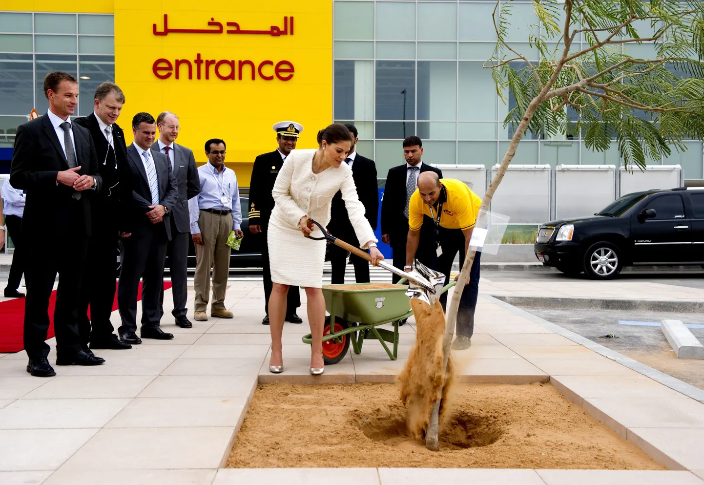Rootsi kroonprintsess Victoria Abu Dhabis asuva IKEA poe ette puud istutamas